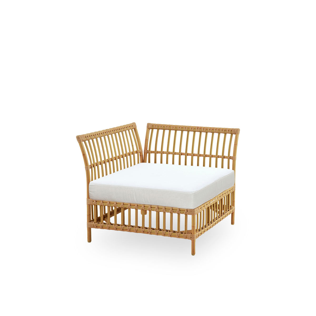 Vista lateral del módulo de esquina del sofá exterior Maggie en color Natural, presentado con cojín de asiento y respaldo blanco. Estructura de aluminio con acabado pintado a mano imitando ratán y enrollados de ArtFibre.