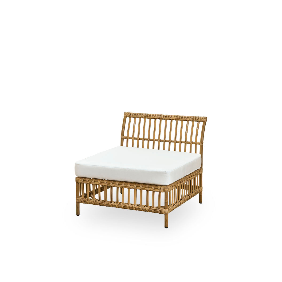 Vista lateral del módulo central del sofá exterior Maggie en color Antique Brown, presentado con cojín de asiento y respaldo blanco. Estructura de aluminio con acabado pintado a mano imitando ratán y enrollados de ArtFibre.