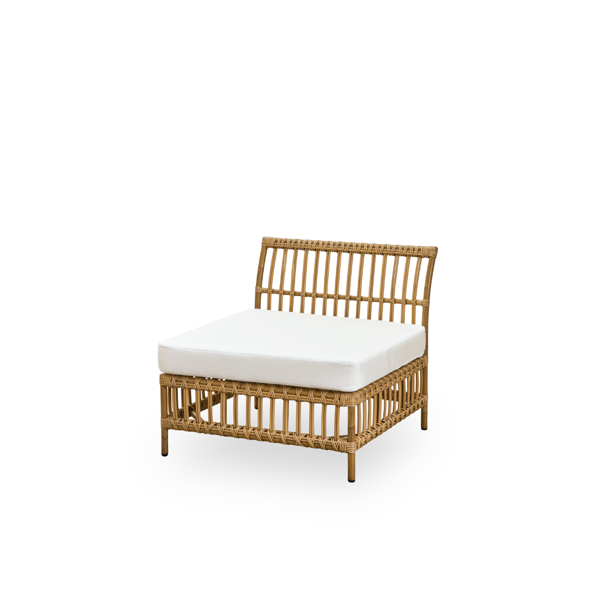 Vista lateral del módulo central del sofá exterior Maggie en color Antique Brown, presentado con cojín de asiento y respaldo blanco. Estructura de aluminio con acabado pintado a mano imitando ratán y enrollados de ArtFibre.