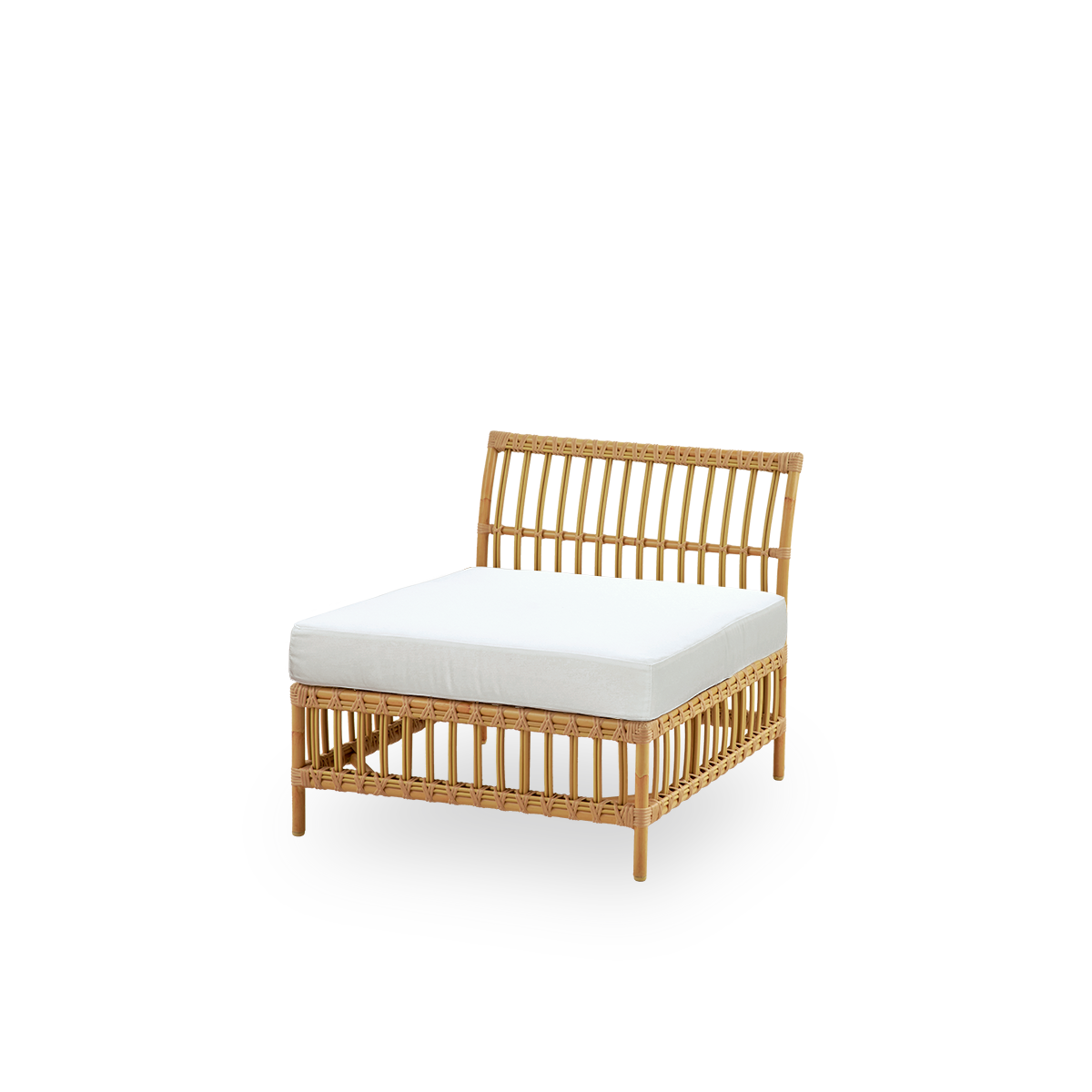 Vista lateral del módulo central del sofá exterior Maggie en color Natural, presentado con cojín de asiento y respaldo blanco. Estructura de aluminio con acabado pintado a mano imitando ratán y enrollados de ArtFibre.