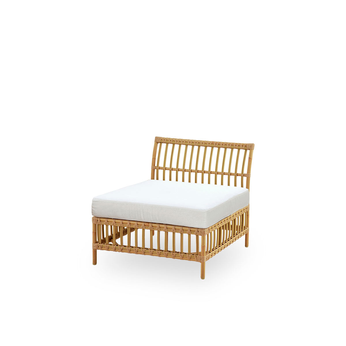 Vista lateral del módulo central del sofá exterior Maggie en color Natural, presentado con cojín de asiento y respaldo blanco. Estructura de aluminio con acabado pintado a mano imitando ratán y enrollados de ArtFibre.