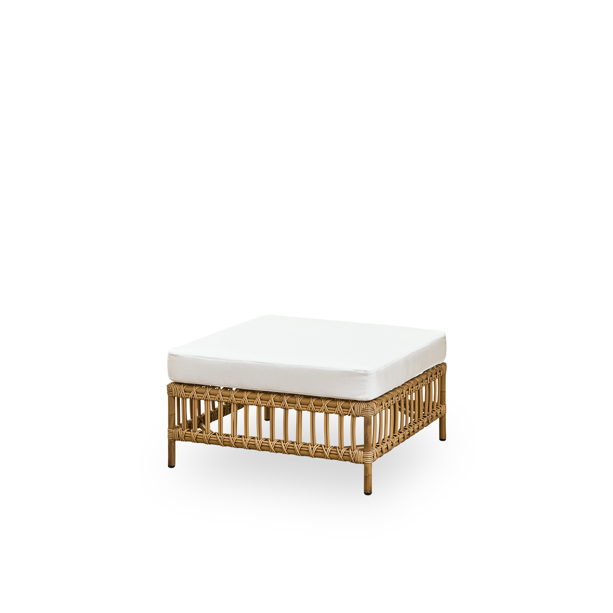 Vista lateral del módulo puf del sofá exterior Maggie en color Antique Brown, presentado con tapa de vidrio para usar como mesa auxiliar. Estructura de aluminio con acabado pintado a mano imitando ratán y enrollados de ArtFibre.