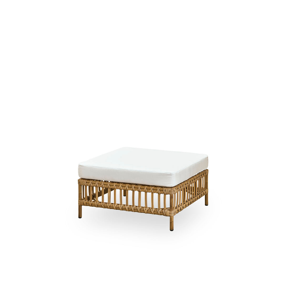 Vista lateral del módulo puf del sofá exterior Maggie en color Antique Brown, presentado con tapa de vidrio para usar como mesa auxiliar. Estructura de aluminio con acabado pintado a mano imitando ratán y enrollados de ArtFibre.