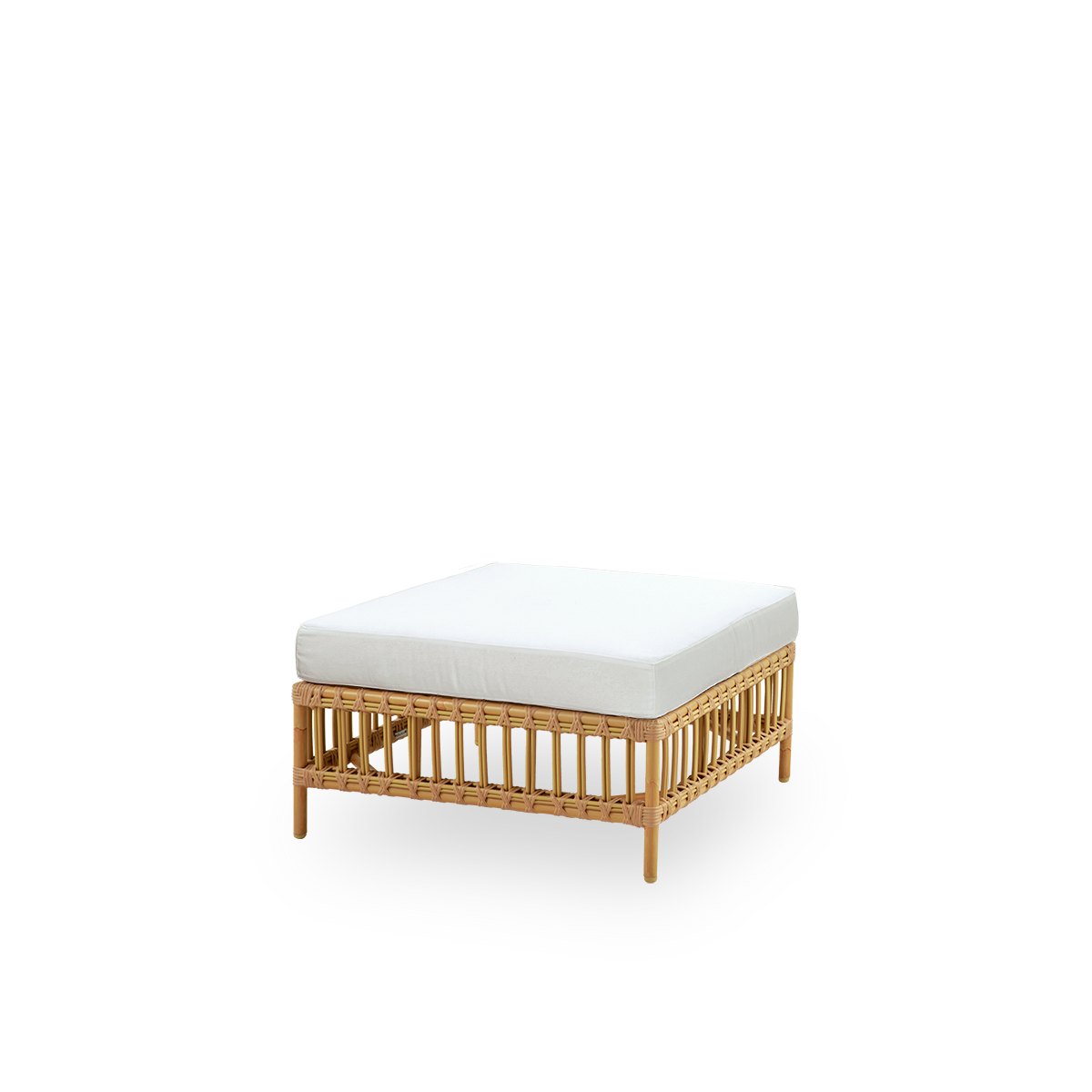 Vista lateral del módulo puf del sofá exterior Maggie en color Natural, presentado con tapa de vidrio para usar como mesa auxiliar. Estructura de aluminio con acabado pintado a mano imitando ratán y enrollados de ArtFibre.