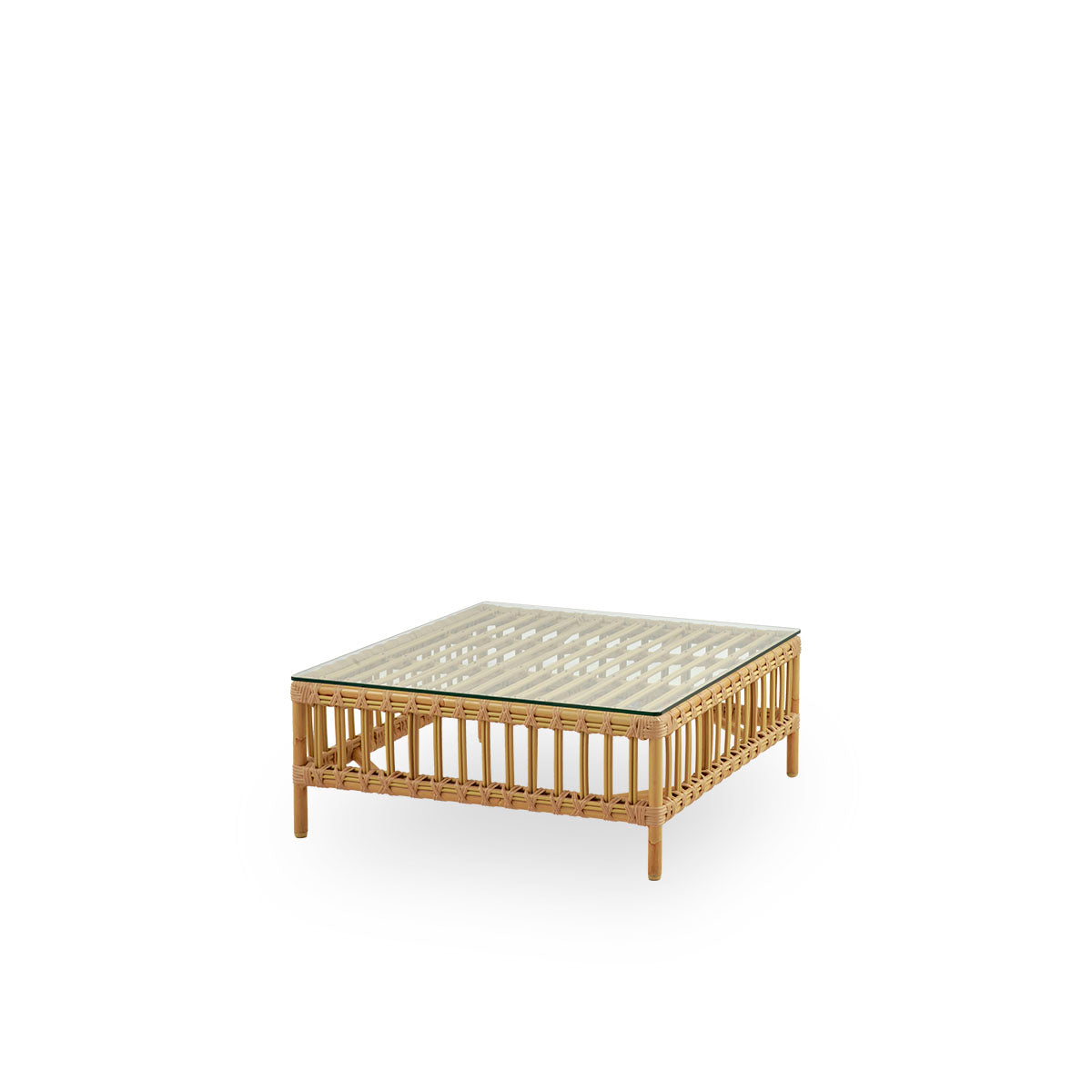 Vista lateral del módulo puf del sofá exterior Maggie en color Natural, presentado con tapa de vidrio para usar como mesa auxiliar. Estructura de aluminio con acabado pintado a mano imitando ratán y enrollados de ArtFibre.