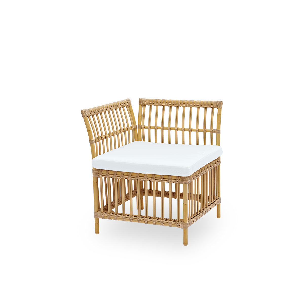 Vista lateral del módulo de esquina del banco de comedor exterior Meghan. Estructura de aluminio con acabado en apariencia de ratán y enrollados de ArtFibre. Altura del asiento 45 cm, compatible con la mayoría de las sillas de comedor.