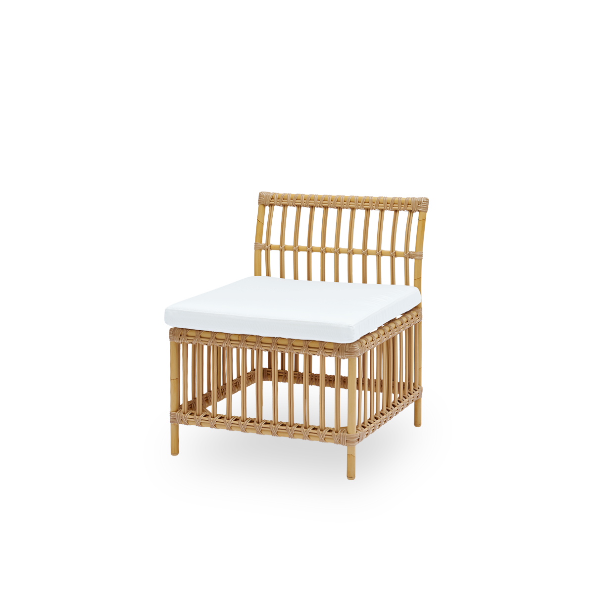 Vista lateral del módulo central del banco de comedor exterior Meghan. Estructura de aluminio con acabado en apariencia de ratán y enrollados de ArtFibre. Altura del asiento 45 cm, compatible con la mayoría de las sillas de comedor.