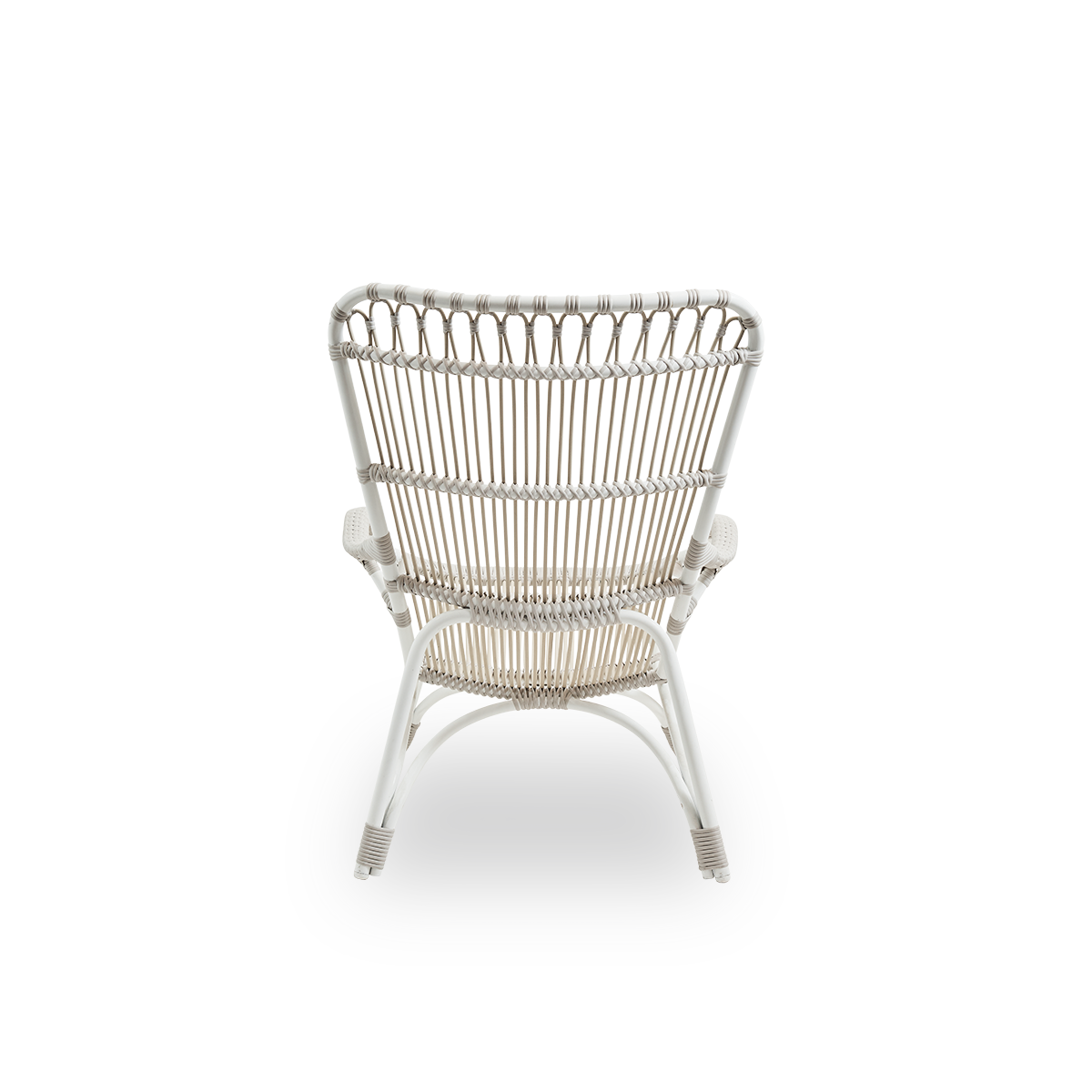 Vista desde atrás del sillón lounge exterior Monet con respaldo alto y reposabrazos, presentado en color Dove White. Estructura de aluminio con tejido de ArtFibre.