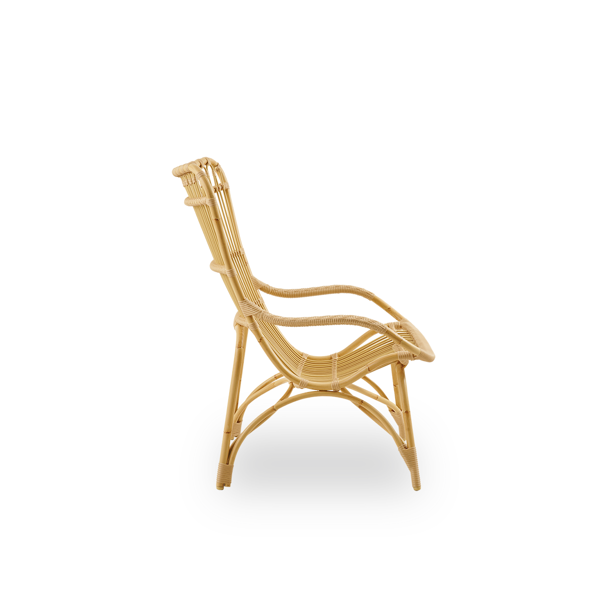 Vista lateral de la silla lounge de exterior Monet con respaldo alto y reposabrazos en color natural. Estructura de aluminio con acabado en estilo ratán y trenzado ArtFibre.