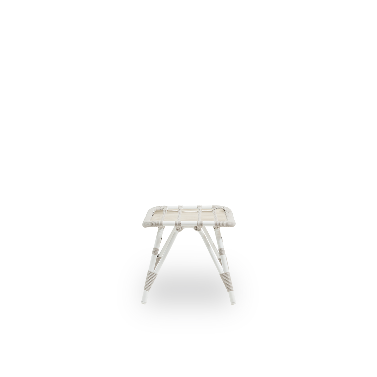 Vista lateral del reposapiés de exterior Monet en color Dove White. Estructura de aluminio con trenzado ArtFibre.