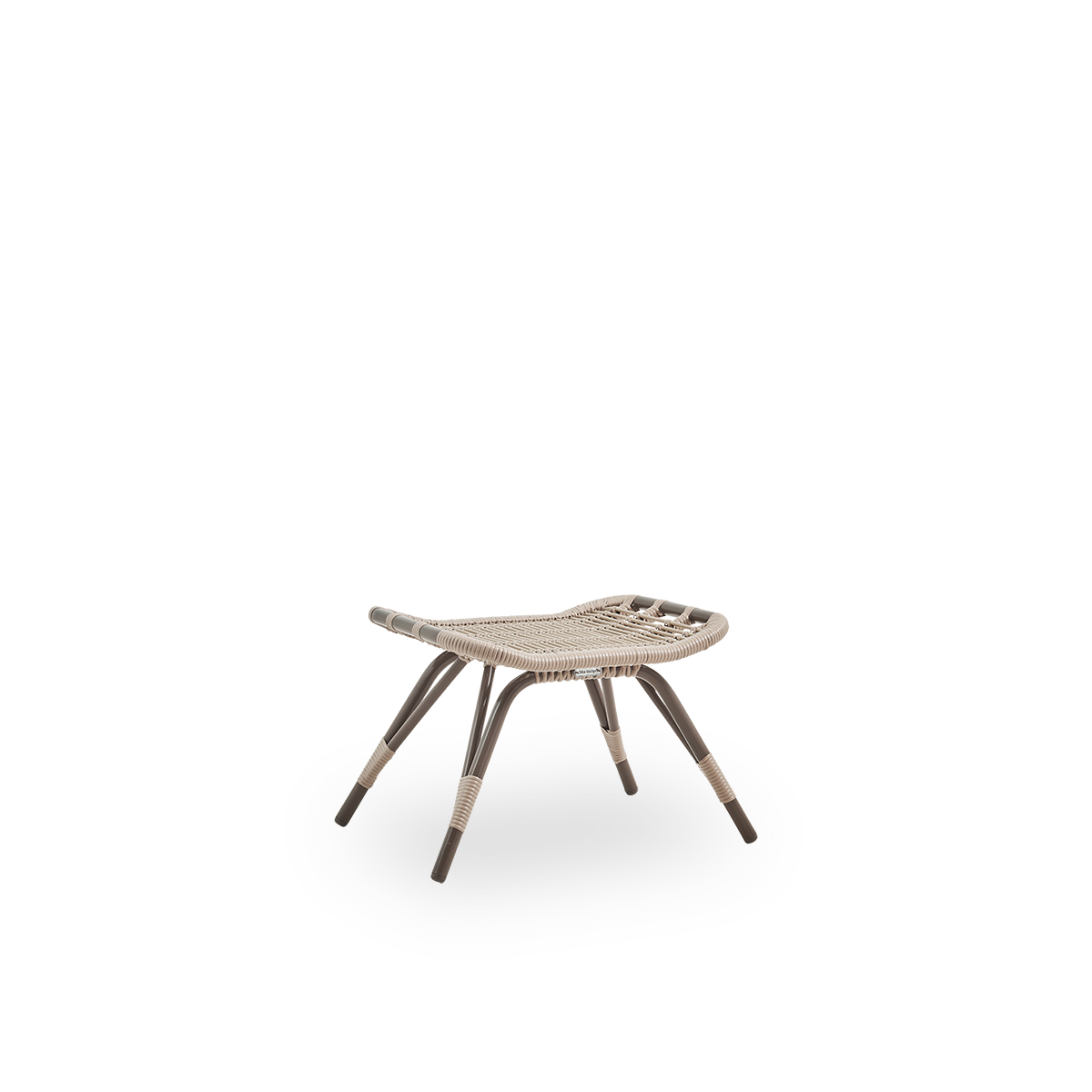 Vista lateral del reposapiés exterior Monet en color Moccaccino. Estructura de aluminio y enrollados de ArtFibre.