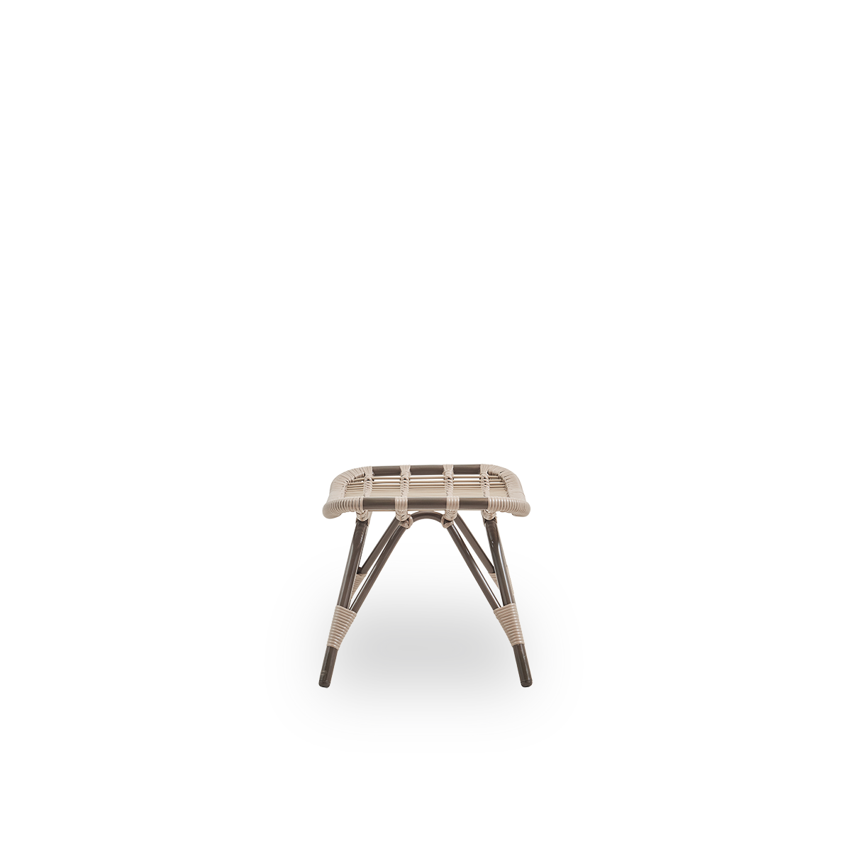 Vista lateral del reposapiés de exterior Monet en color Moccaccino. Estructura de aluminio y trenzado ArtFibre.