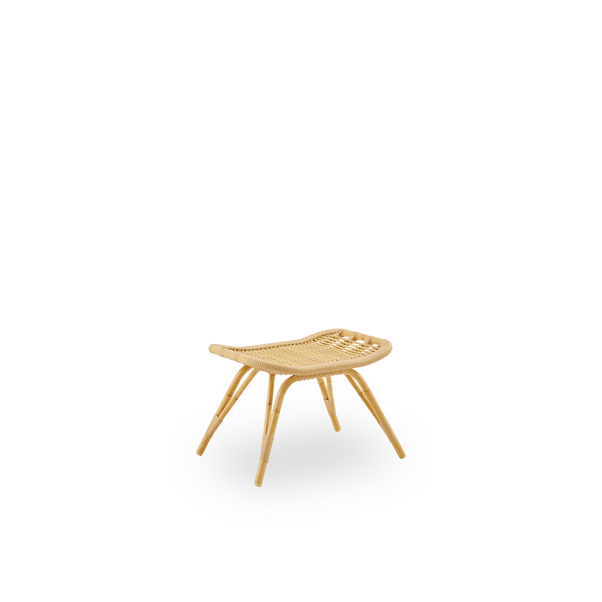 Vista lateral del reposapiés exterior Monet en color Natural. Estructura de aluminio con acabado en apariencia de ratán y enrollados de ArtFibre.