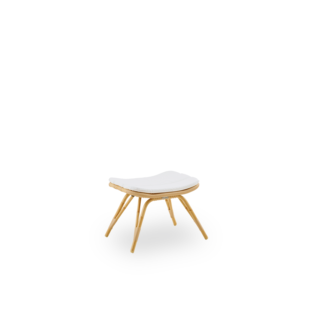 Vista lateral del reposapiés exterior Monet en color Natural. Estructura de aluminio con acabado en apariencia de ratán y enrollados de ArtFibre.