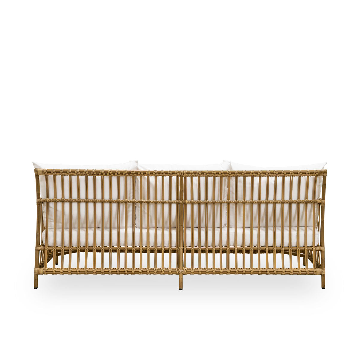 Vista desde atrás del sofá de exterior Caroline de tres plazas en color antiguo, de diseño danés simple y elegante. Estructura de aluminio con aspecto de ratán y uniones de ArtFibre.