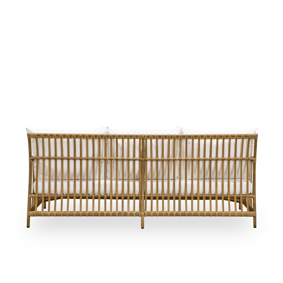 Vista desde atrás del sofá de exterior Caroline de tres plazas en color antiguo, de diseño danés simple y elegante. Estructura de aluminio con aspecto de ratán y uniones de ArtFibre.