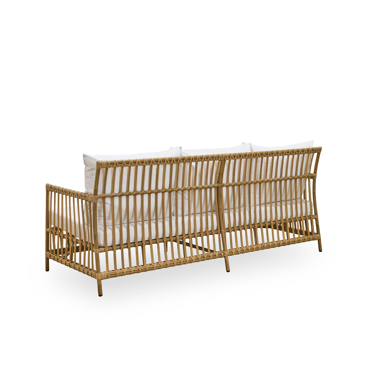 Vista desde atrás del sofá de exterior Caroline de tres plazas en color antiguo, de diseño danés simple y elegante. Estructura de aluminio con aspecto de ratán y uniones de ArtFibre.