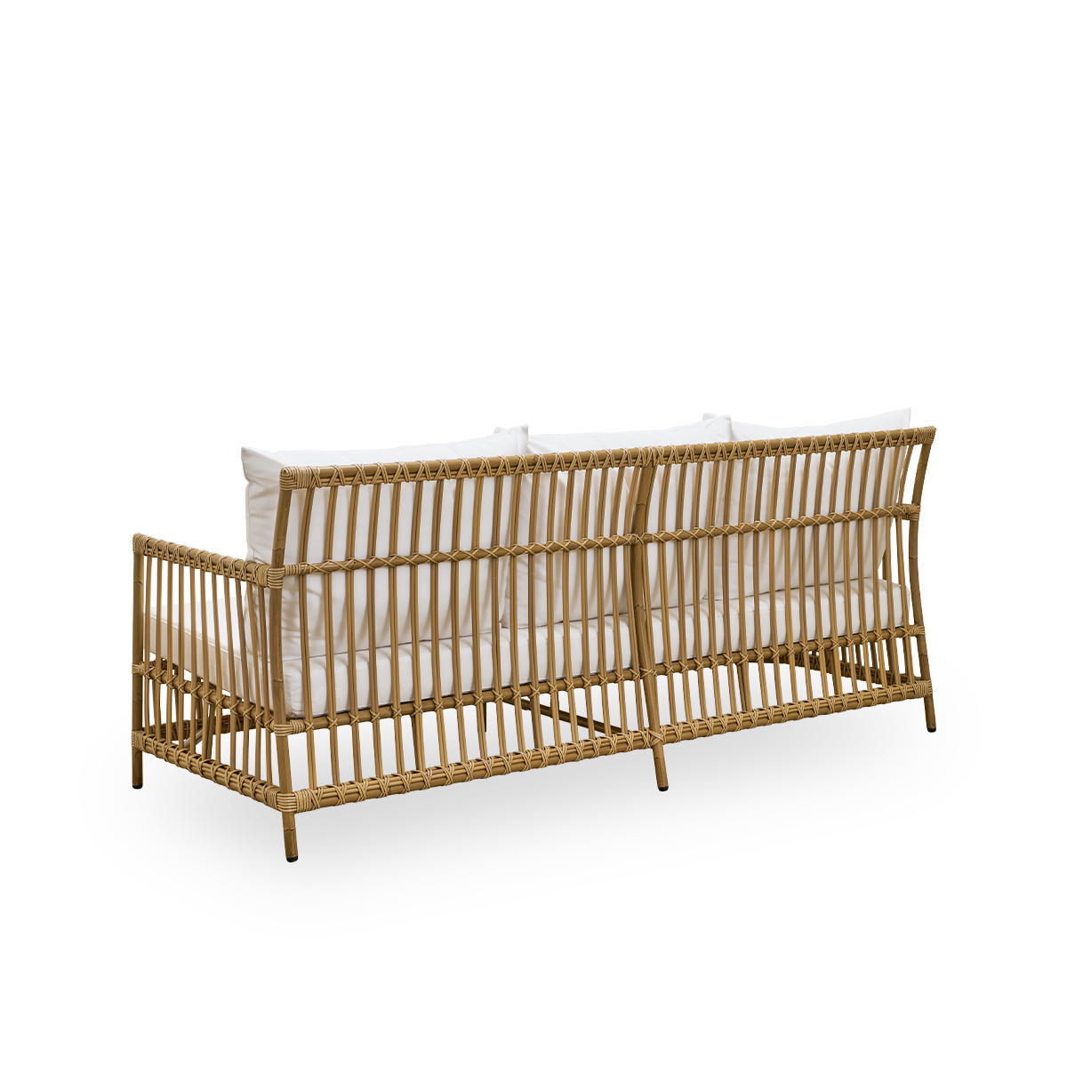 Vista desde atrás del sofá de exterior Caroline de tres plazas en color antiguo, de diseño danés simple y elegante. Estructura de aluminio con aspecto de ratán y uniones de ArtFibre.