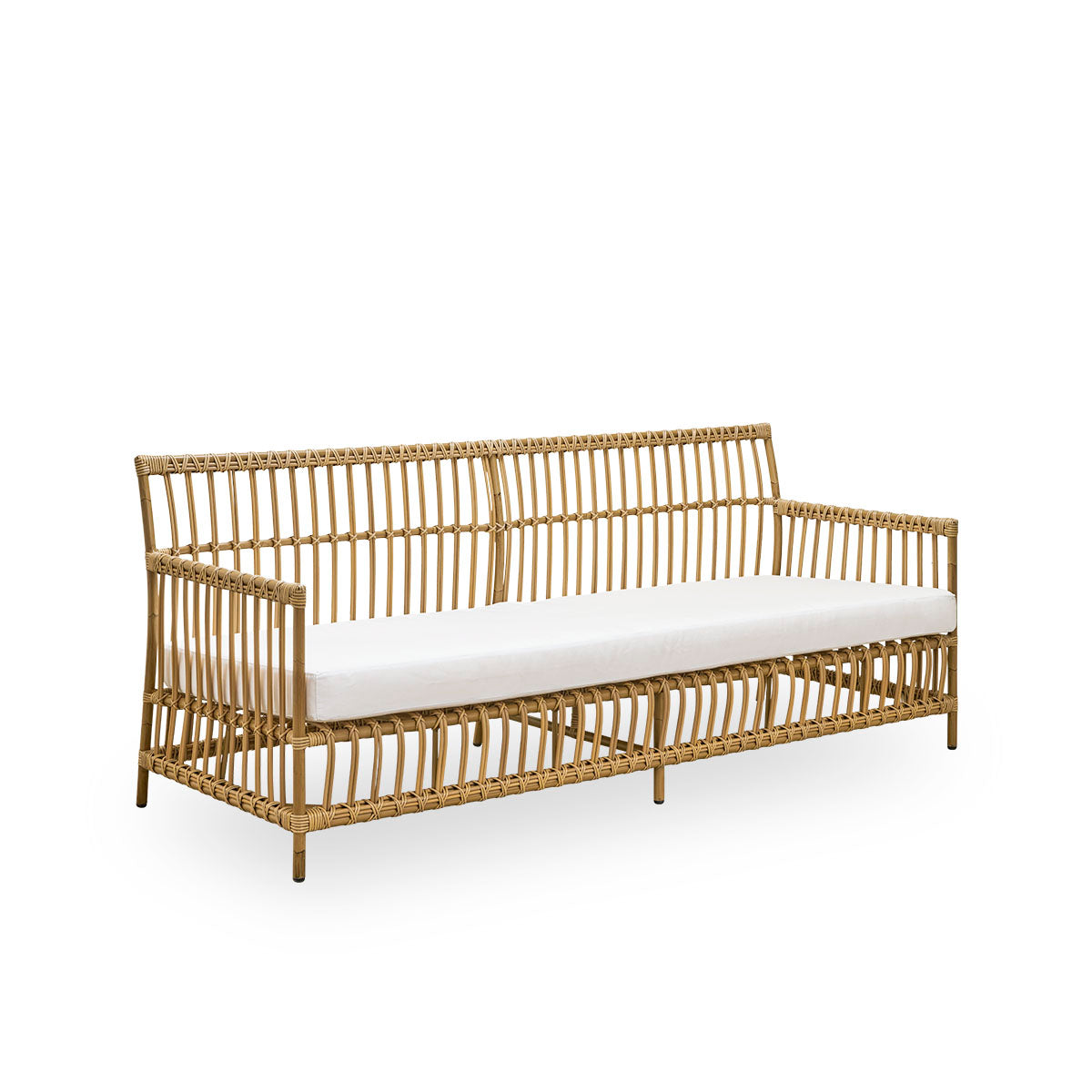 Vista lateral del sofá exterior Caroline de 3 plazas en color Antique, diseño danés simple y elegante. Estructura de aluminio con aspecto de ratán y ataduras de ArtFibre.