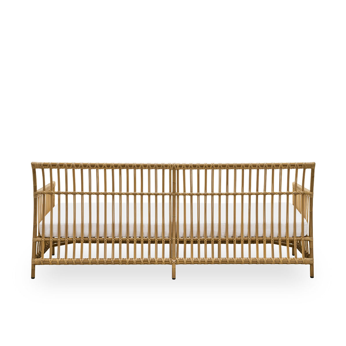 Vista desde atrás del sofá de exterior Caroline de tres plazas en color antiguo, de diseño danés simple y elegante. Estructura de aluminio con aspecto de ratán y uniones de ArtFibre.