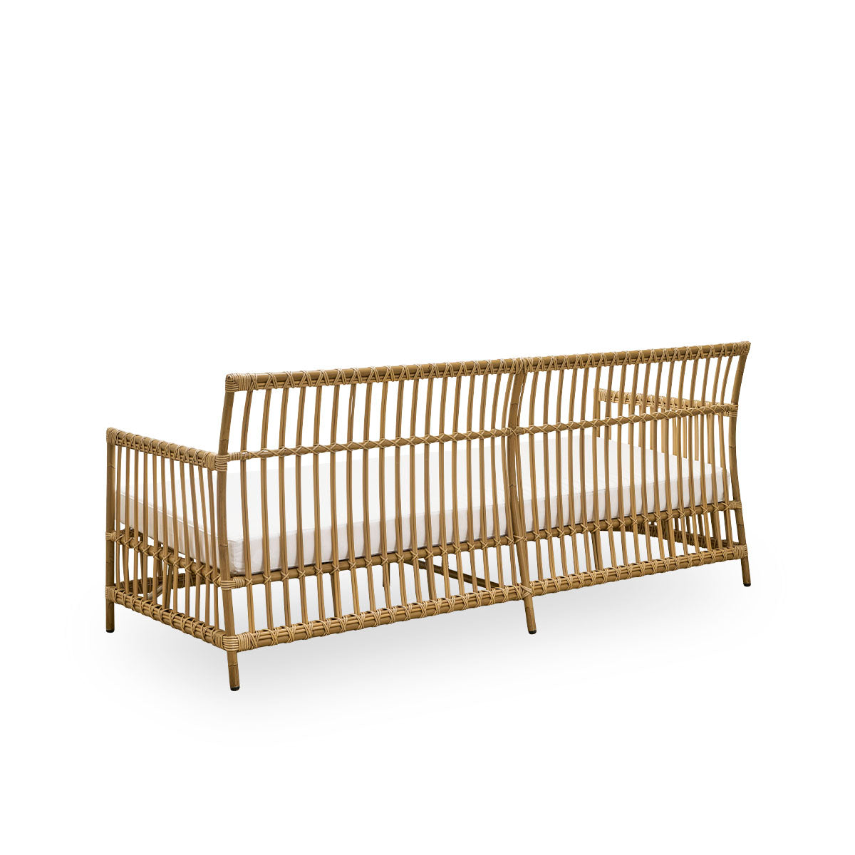 Vista desde atrás del sofá de exterior Caroline de tres plazas en color antiguo, de diseño danés simple y elegante. Estructura de aluminio con aspecto de ratán y uniones de ArtFibre.