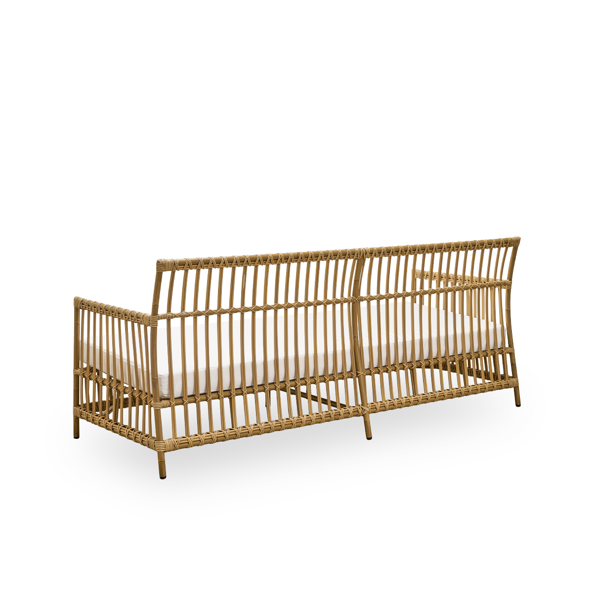 Vista desde atrás del sofá de exterior Caroline de tres plazas en color antiguo, de diseño danés simple y elegante. Estructura de aluminio con aspecto de ratán y uniones de ArtFibre.