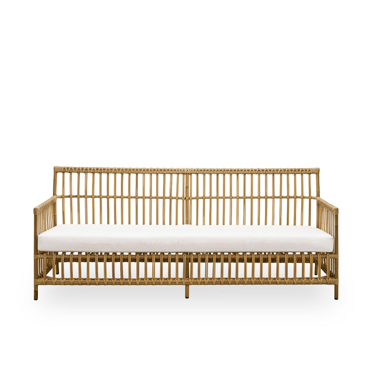 Vista frontal del sofá de exterior Caroline de 3 plazas en color Antique, de diseño danés sencillo y elegante. Estructura de aluminio con aspecto de ratán y uniones de ArtFibre.