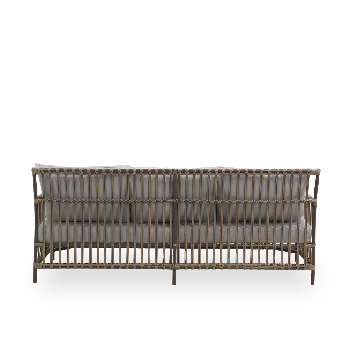 Vista desde atrás del sofá de exterior Caroline de tres plazas en color Moccaccino, de diseño danés simple y elegante. Estructura de aluminio y uniones de ArtFibre.