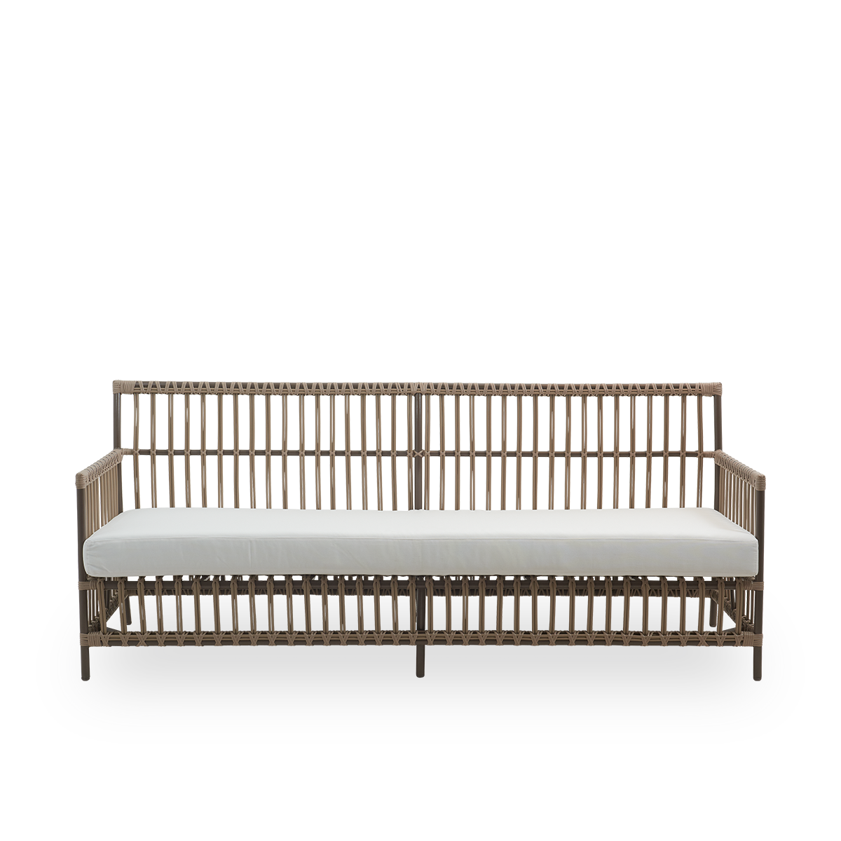 Vista frontal del sofá de exterior Caroline de 3 plazas en color Moccaccino, de diseño danés sencillo y elegante. Estructura de aluminio y uniones de ArtFibre.