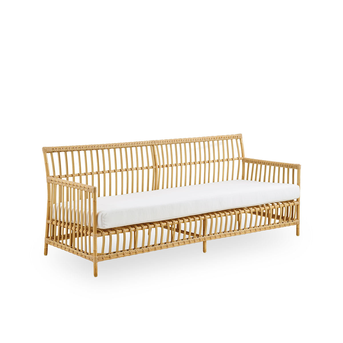 Vista lateral del sofá exterior Caroline de 3 plazas en color Natural, diseño danés simple y elegante. Estructura de aluminio con aspecto de ratán y ataduras de ArtFibre.