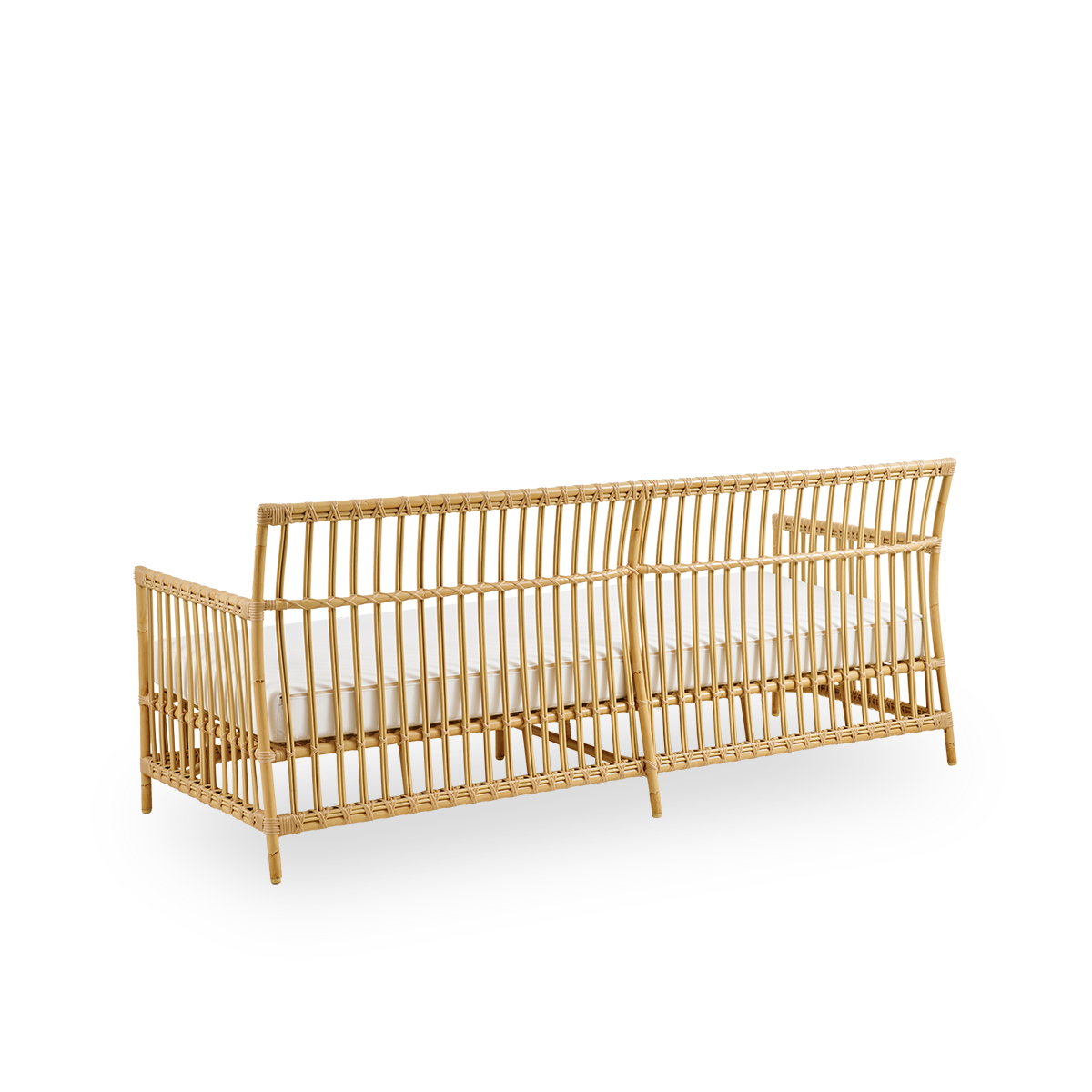 Vista desde atrás del sofá de exterior Caroline de tres plazas en color natural, de diseño danés simple y elegante. Estructura de aluminio con aspecto de ratán y uniones de ArtFibre.