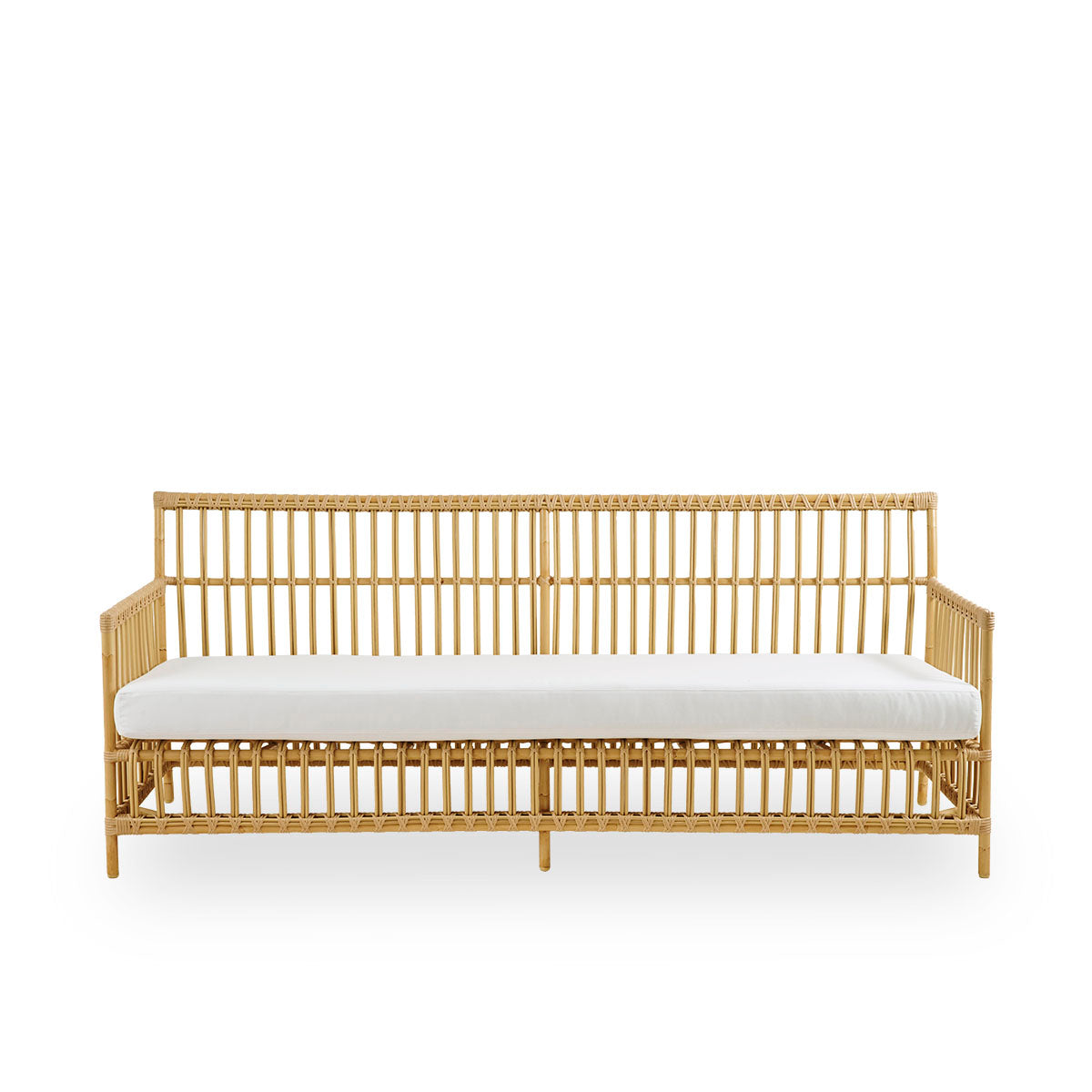 Vista frontal del sofá de exterior Caroline de 3 plazas en color natural, de diseño danés sencillo y elegante. Estructura de aluminio con aspecto de ratán y uniones de ArtFibre.