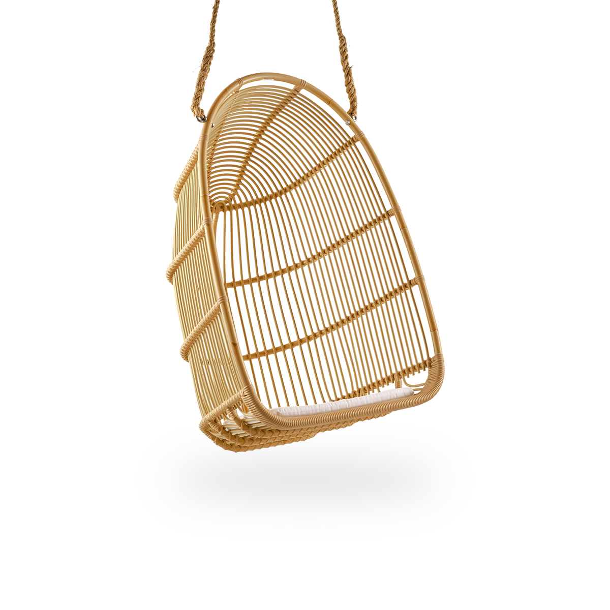 Vista lateral de la silla colgante exterior Renoir. Forma suave y envolvente con cuerda para colgar. Estructura de aluminio con acabado en apariencia de ratán y enrollados de ArtFibre.