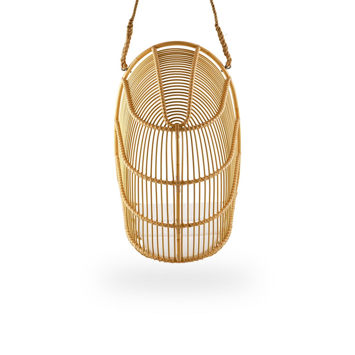 Vista desde atrás de la silla colgante exterior Renoir. Forma suave y envolvente con cuerda para colgar. Estructura de aluminio con aspecto de ratán y tejido de ArtFibre.