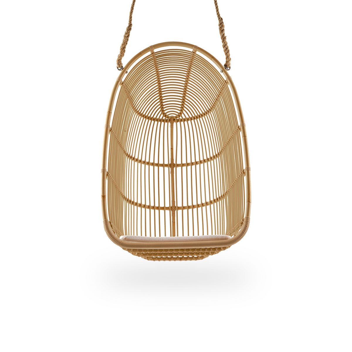 Vista frontal del sillón colgante exterior Renoir.
Forma suave y envolvente con cuerda para colgar. Estructura de aluminio con aspecto de ratán y detalles tejidos en ArtFibre.