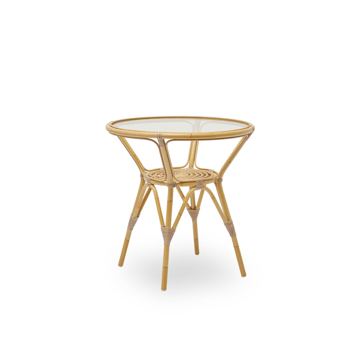 Vista lateral de la mesa de café exterior Tony con tapa de vidrio templado de 8 mm fijada dentro del marco de la mesa. Estructura de aluminio con apariencia de ratán y revestida con ArtFibre.