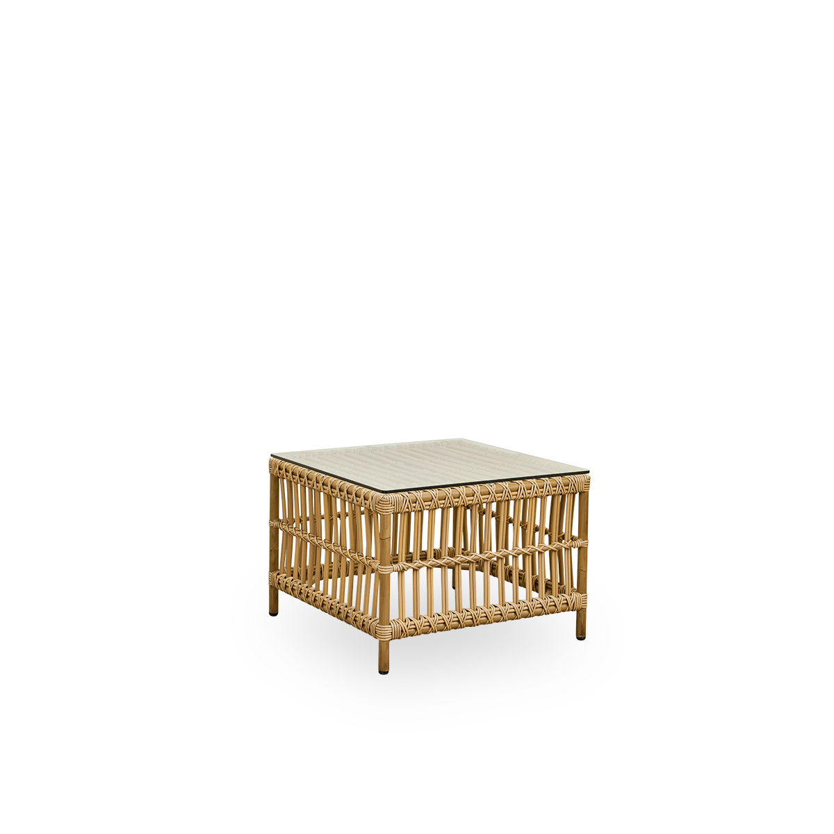 Vista lateral de la mesa auxiliar exterior Caroline en color Antique, con apariencia de ratán teñido de marrón. Una mesa auxiliar exterior pequeña y cuadrada que ofrece resistencia y durabilidad únicas. La estructura está hecha de aluminio con elegantes d