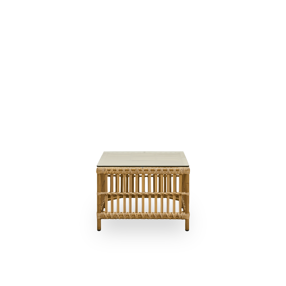 Vista frontal de la mesa auxiliar de exterior Caroline en color Antique, con aspecto de ratán teñido en tonos marrones. Una mesa auxiliar pequeña y cuadrada que ofrece una resistencia y durabilidad excepcionales. La estructura está hecha de aluminio con e