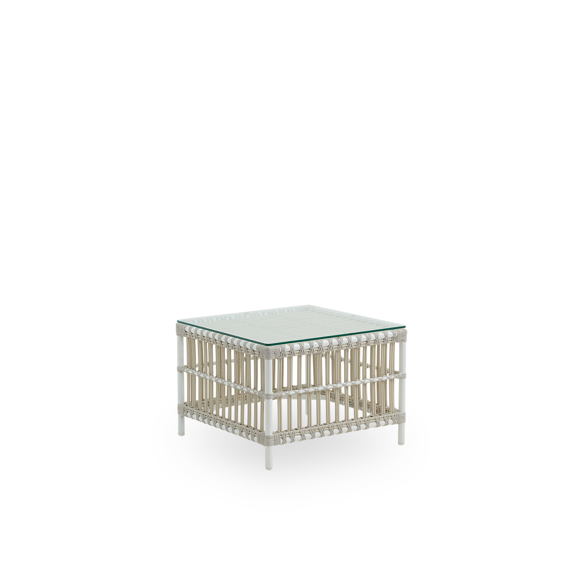 Vista lateral de la mesa auxiliar exterior Caroline en color Dove White. Esta es una mesa auxiliar exterior pequeña y elegante que ofrece resistencia y durabilidad únicas. La estructura de la mesa está hecha de aluminio con elegantes detalles de ArtFibre.