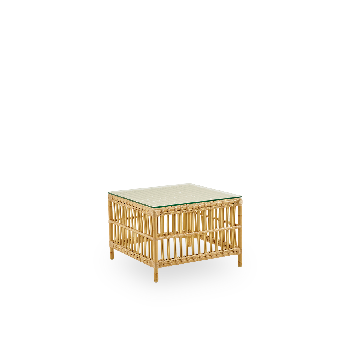 Vista lateral de la mesa auxiliar exterior Caroline en color Natural, con apariencia de ratán. Una mesa auxiliar exterior pequeña y elegante que ofrece resistencia y durabilidad únicas. La estructura está hecha de aluminio con elegantes detalles de ArtFib