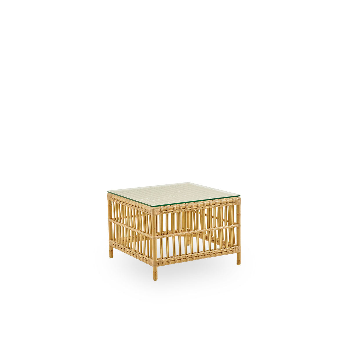 Vista lateral de la mesa auxiliar exterior Caroline en color Natural, con apariencia de ratán. Una mesa auxiliar exterior pequeña y elegante que ofrece resistencia y durabilidad únicas. La estructura está hecha de aluminio con elegantes detalles de ArtFib