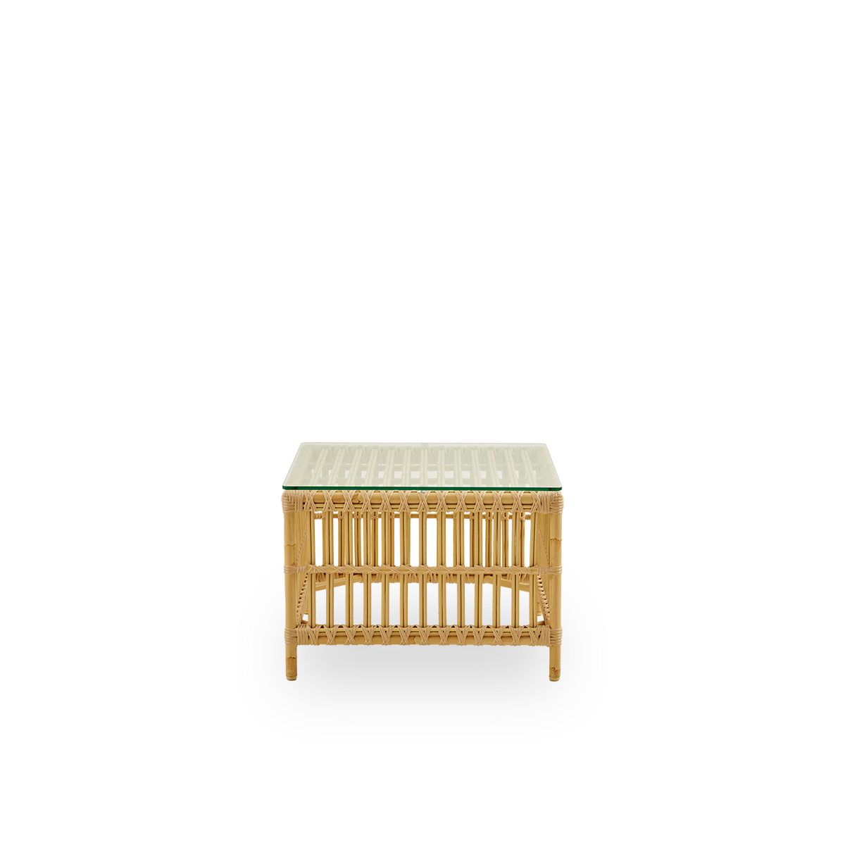 Vista lateral sencilla de la mesa auxiliar Caroline Exterior en color Natural, con apariencia de ratán. Una pequeña y elegante mesa auxiliar de exterior que ofrece una resistencia y durabilidad únicas. La estructura está hecha de aluminio con elegantes de