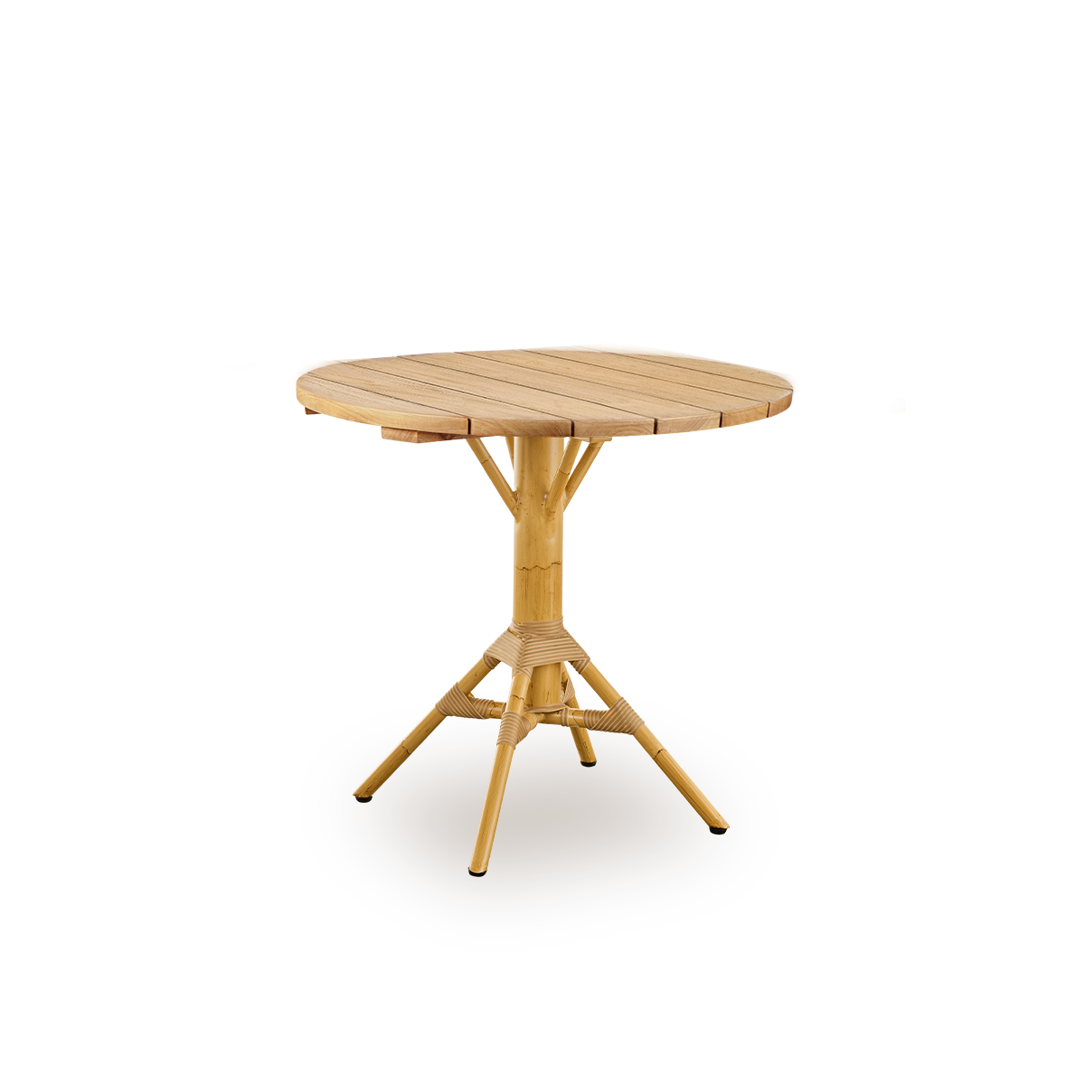 Esta es una imagen de estilo de vida de Nicole mesa de café Teak Ø80 cm en natural aluminium ArtFibre. Patio con sillas bajo alero de techo de tejas.