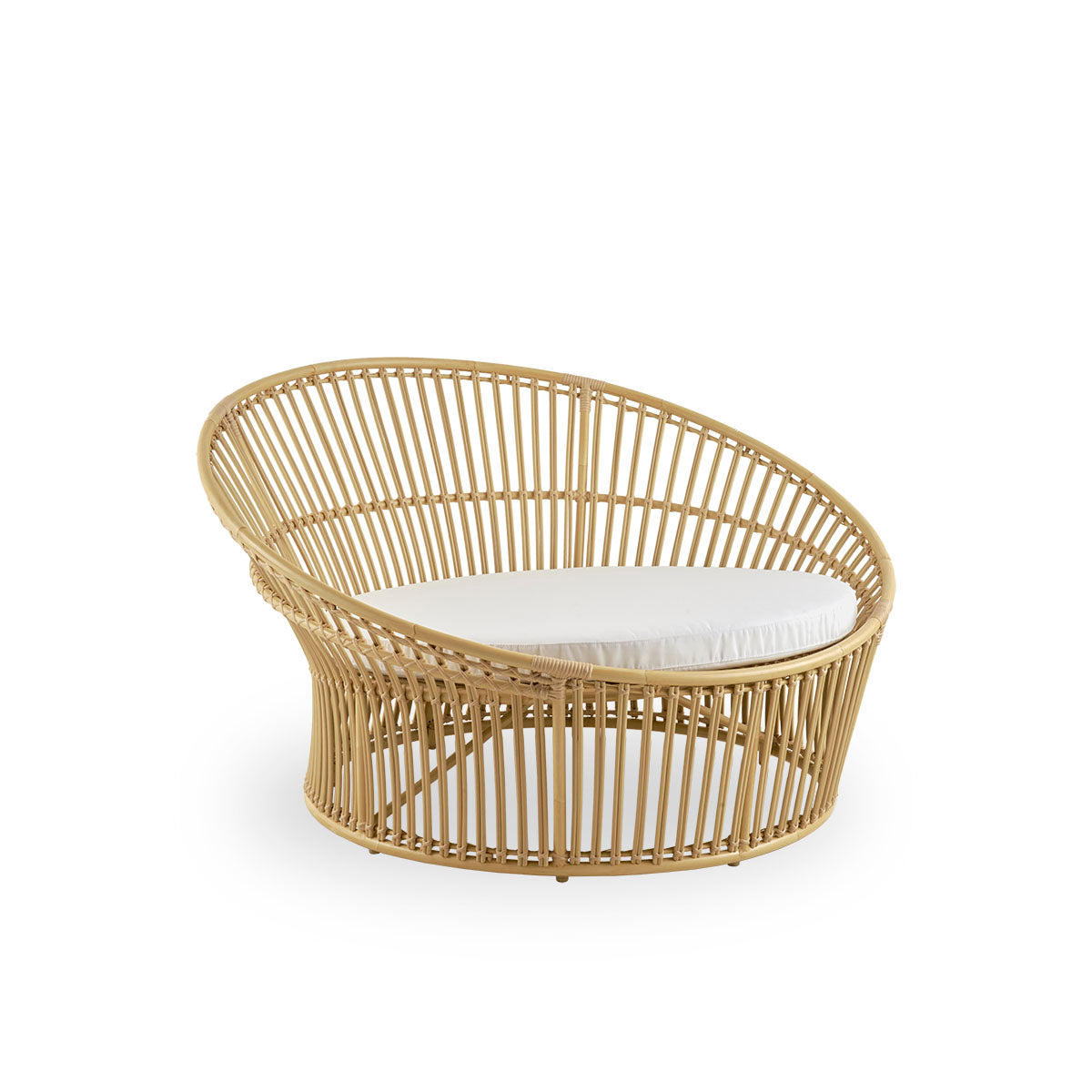 Vista lateral del Olympia Nest Exterior, lujoso nido de amor de diseño danés para exterior con tejido abierto y respaldo curvado. Estructura de aluminio con acabado en apariencia de ratán y enrollados de ArtFibre.