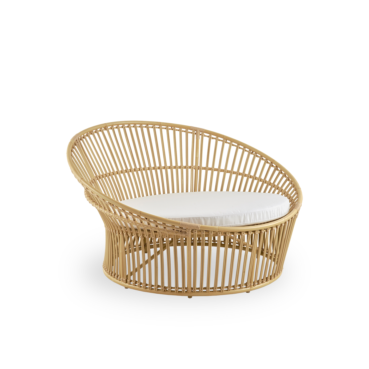 Vista lateral del Olympia Nest Exterior, lujoso nido de amor de diseño danés para exterior con tejido abierto y respaldo curvado. Estructura de aluminio con acabado en apariencia de ratán y enrollados de ArtFibre.