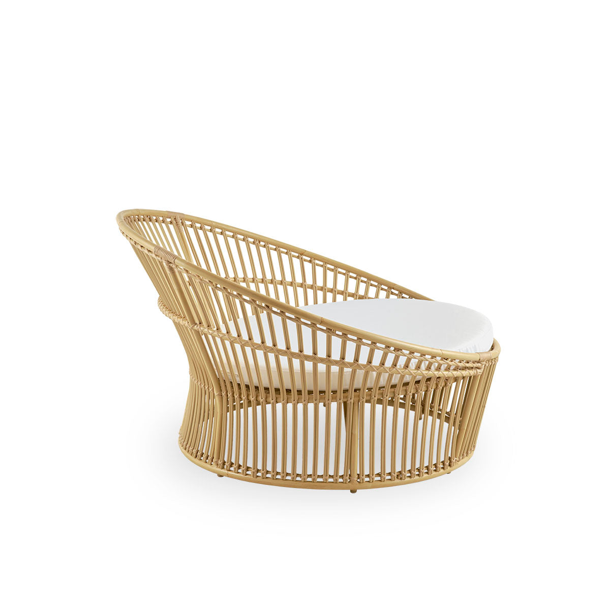 Vista lateral del Olympia Nest Exterior, nido de amor de exterior de lujo de diseño danés con tejido abierto y respaldo curvado. Estructura de aluminio con acabado en estilo ratán y trenzado ArtFibre.