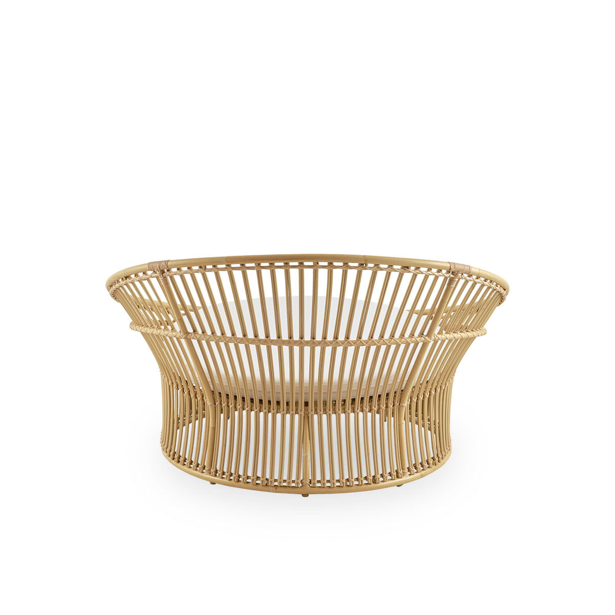 Vista desde atrás del Olympia Nest Exterior, un lujoso “nido de amor” de diseño danés para exterior con tejido abierto y respaldo curvado. Estructura de aluminio con aspecto de ratán y tejido de ArtFibre.