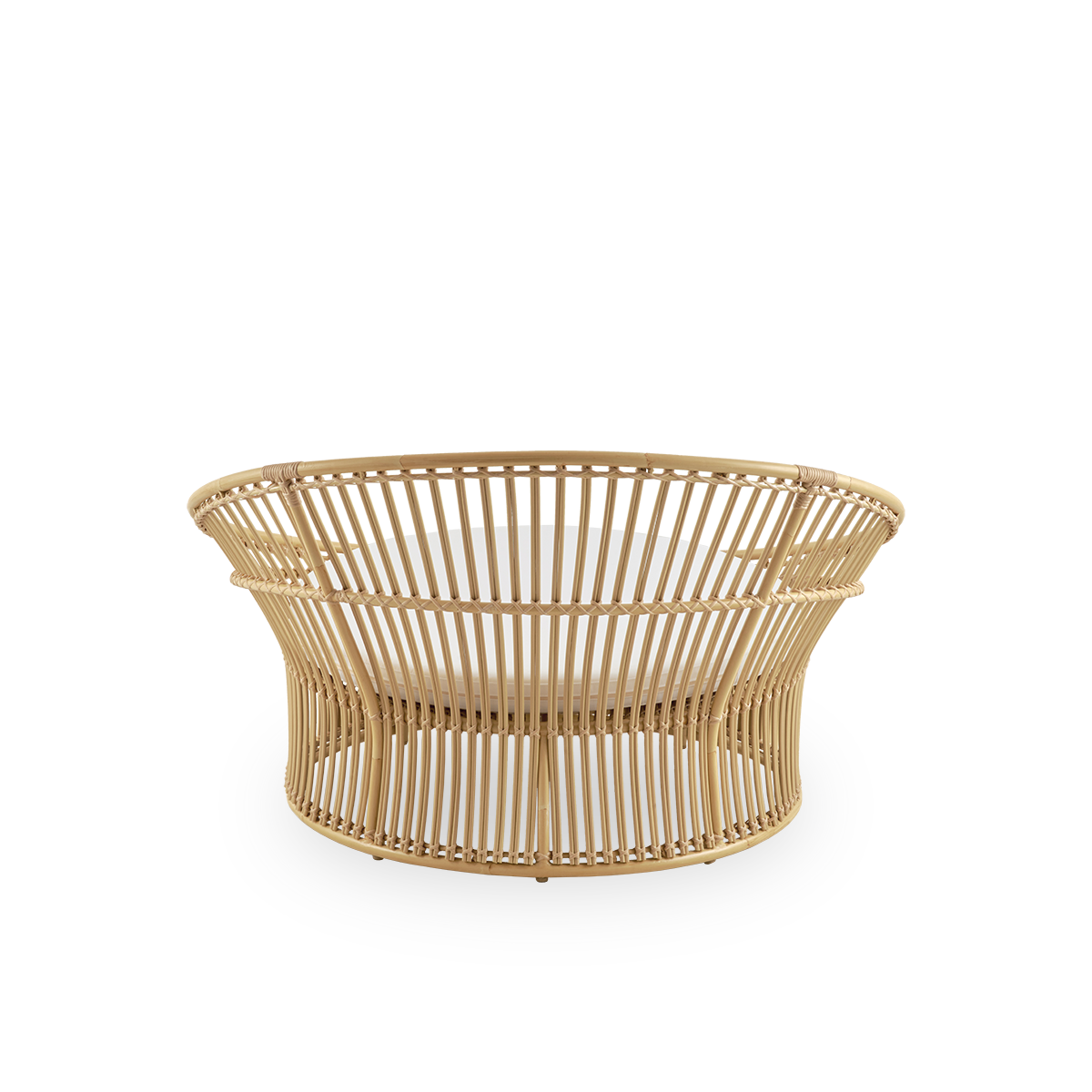 Vista desde atrás del Olympia Nest Exterior, un lujoso “nido de amor” de diseño danés para exterior con tejido abierto y respaldo curvado. Estructura de aluminio con aspecto de ratán y tejido de ArtFibre.