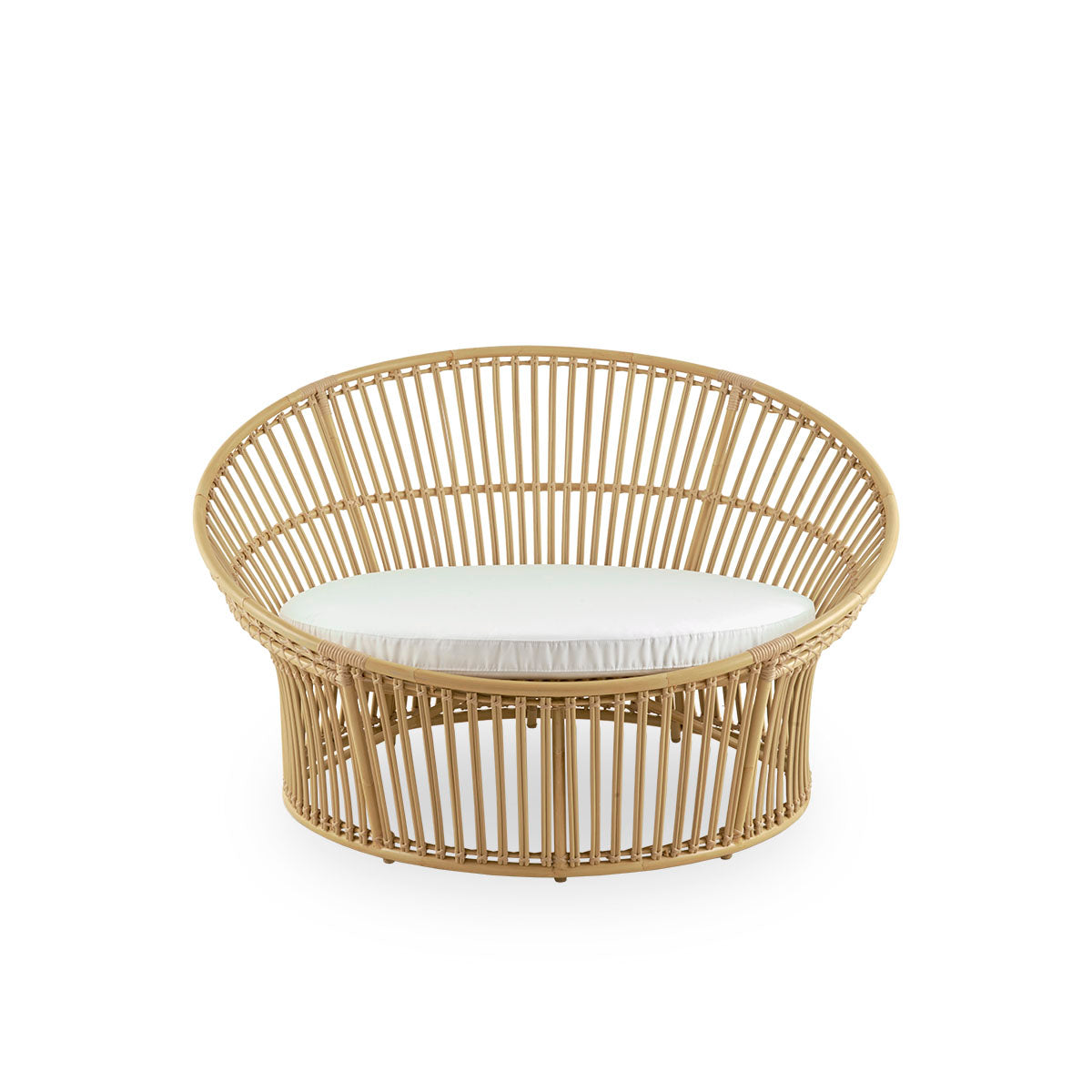 Vista frontal del Olympia Nest Exterior, un lujoso “love nest” de diseño danés para exterior con tejido abierto y respaldo curvado.
Estructura de aluminio con aspecto de ratán y detalles tejidos en ArtFibre.