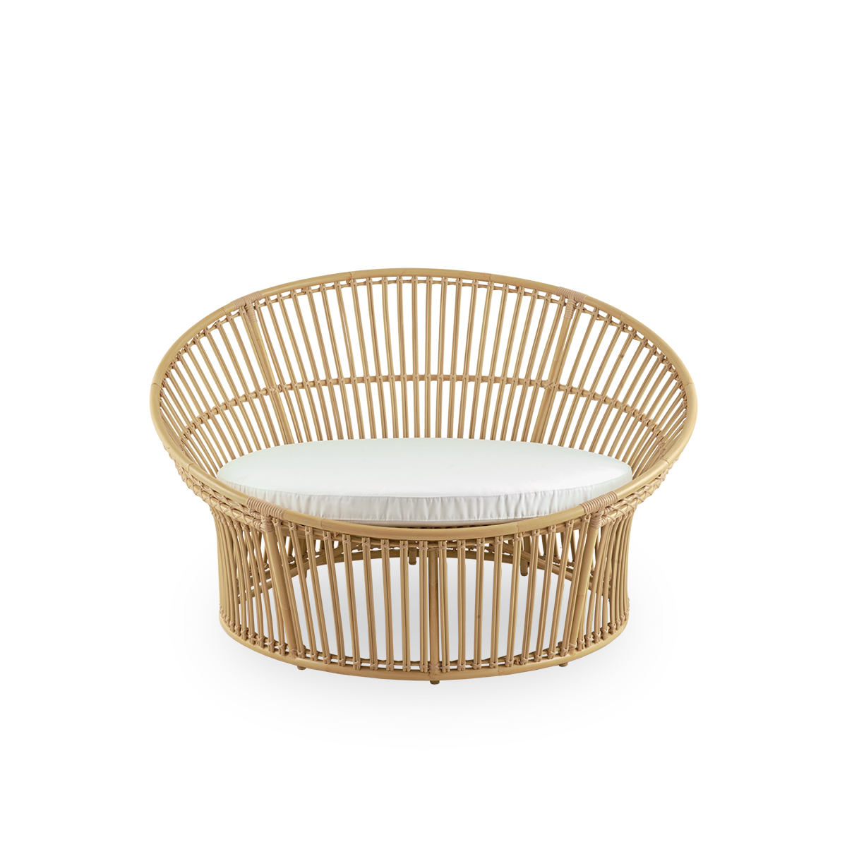 Vista frontal del Olympia Nest Exterior, un lujoso “love nest” de diseño danés para exterior con tejido abierto y respaldo curvado.
Estructura de aluminio con aspecto de ratán y detalles tejidos en ArtFibre.